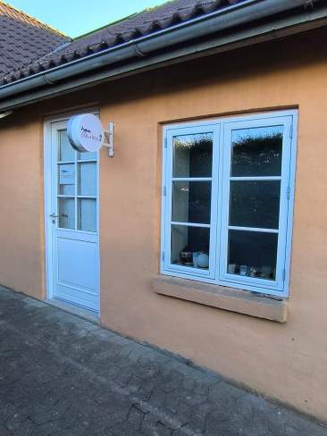 Her finder du hovedindgangen – jeg glæder mig til at se dig.